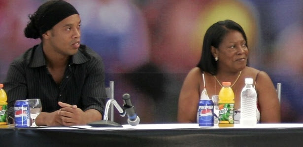 Dona Miguelina (d) ao lado de Ronaldinho durante o lançamento do Instituto do jogador
