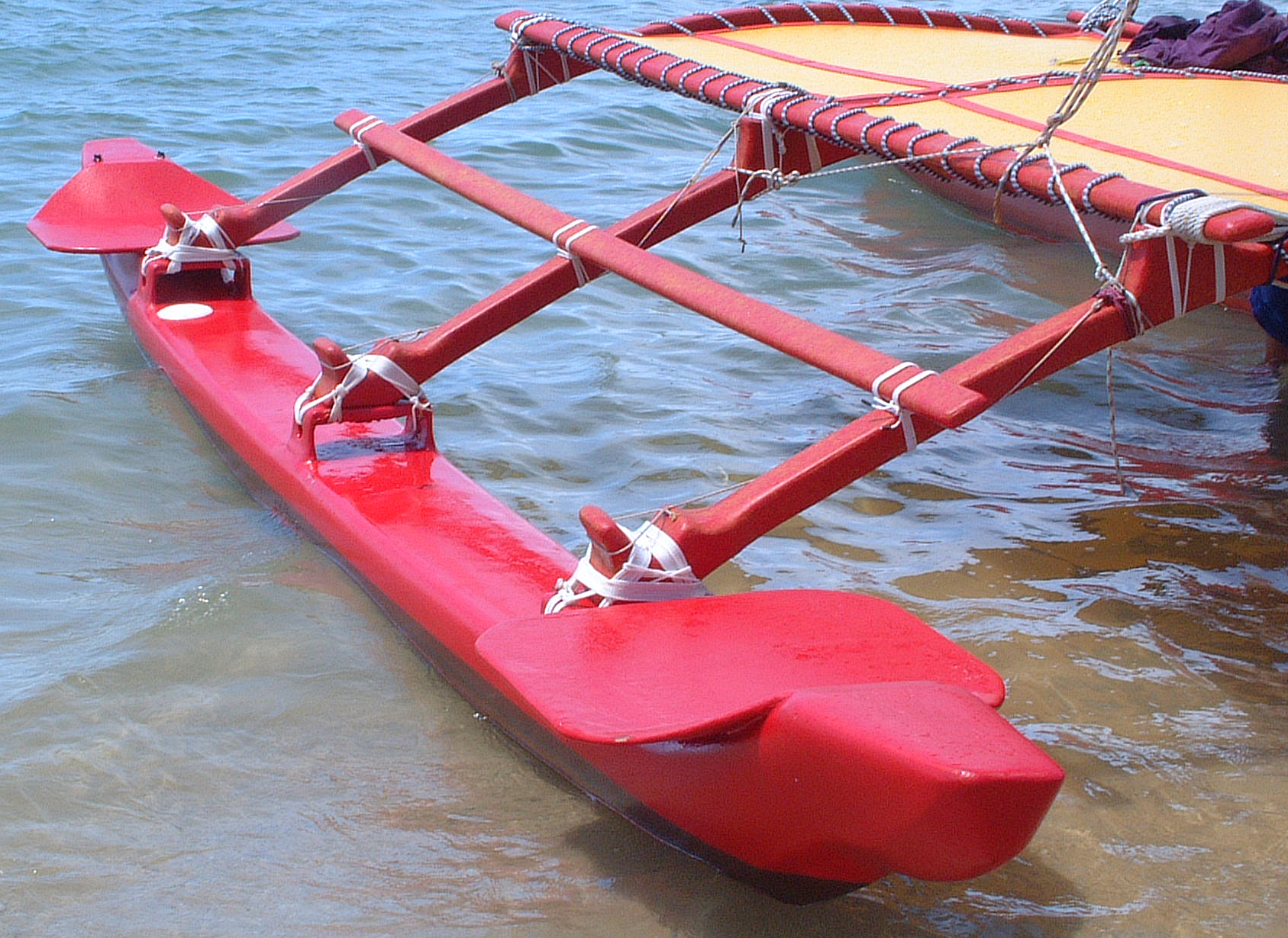 File:Outrigger on Hawaiian sailing canoe.png - Wikipedia