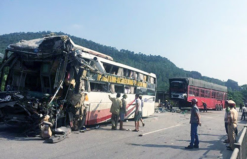 xe-khach-va-container-nat-dau-sau-va-cham