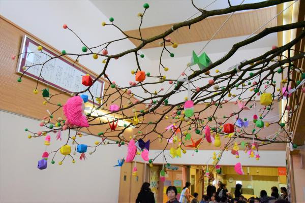 1月11日 あさひ保育園で小正月の団子飾りづくり 朝日町ホームページ トップページ