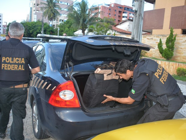 Documentos foram apreendidos durante operação da Polícia Federal em João Pessoa (Foto: Walter Paparazzo/G1)