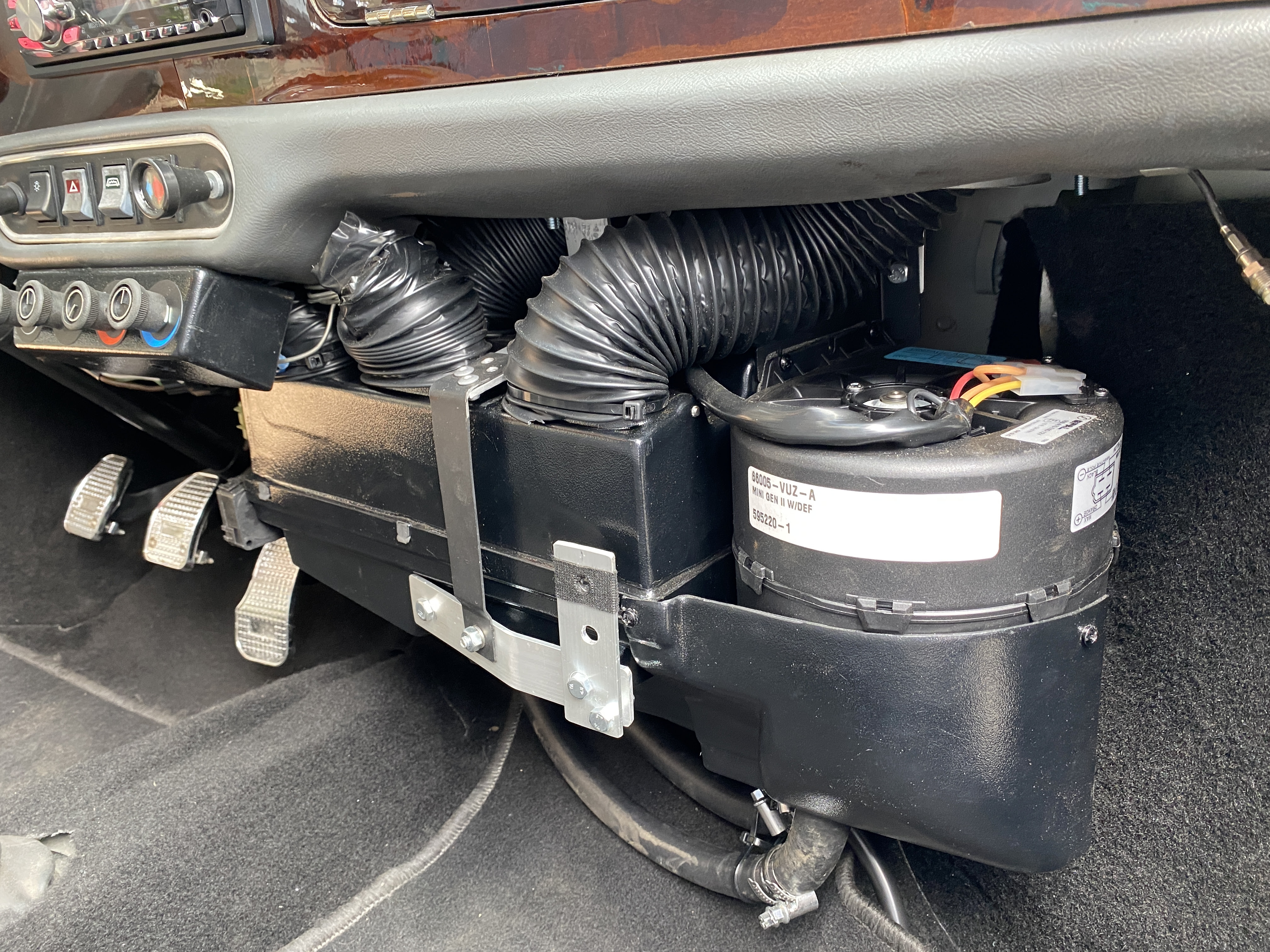 ミニ専門店エムズコレクション １０００キャブミニにエアコン取付 ミニカントリーマンマフラー修理 交換 ７jオーバーフェンダ取付 茨城のミニ クーパー Bmwミニ専門店 M Scollection エムズコレクション