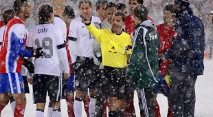 El de suéter es Victor Daniel Comisario de la FIFA. Foto Archivo paxnoticias.com