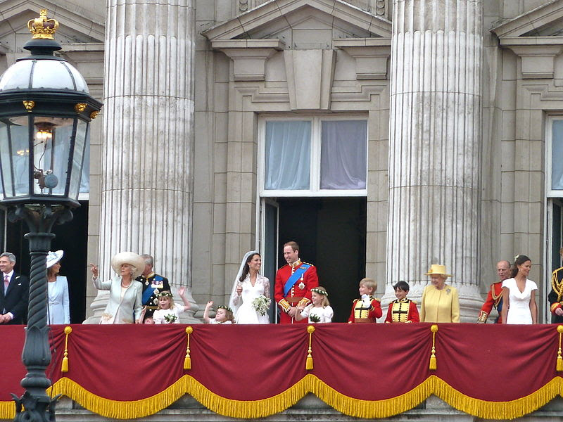 File:The royal family on the balcony.jpg