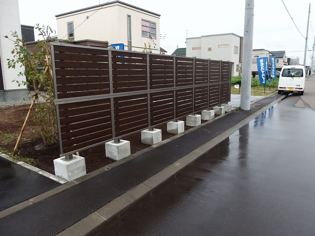 カッコいい目隠しフェンスが完成しました 千歳 恵庭 苫小牧 北広島のエクステリア 外構 ブロック塀工事とフェンス 素敵なお庭研究所 中央造園