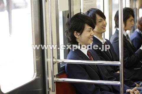 電車に座って会話する男子高校生 Da Jpg 写真素材