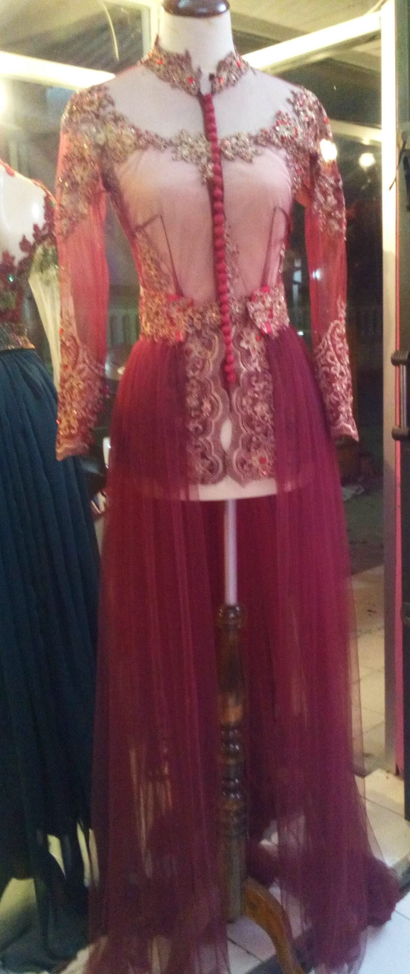 Kebaya Pengantin Ekor Panjang Merah Maroon Tampak Depan Kebaya Pengantin Ekor Panjang Merah Maroon Tampak Depan