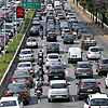 Motoristas enfrentam trânsito intenso na avenida 23 de Maio; faixa exclusiva fica vazia