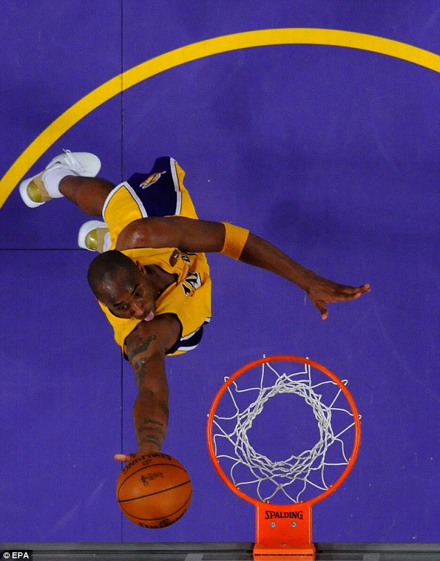 Los Angeles Lakers guard Kobe Bryant makes a layup during the game 