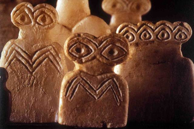 FotografÃ­a que corresponde a unos dioses Ã­dolos, datados en el 4Âº milenio a.C. Se encontraron mÃ¡s de 300 "Ã­dolos del Ojo" y miles de otras piezas en el Templo de Tell Brak, Mesopotamia.