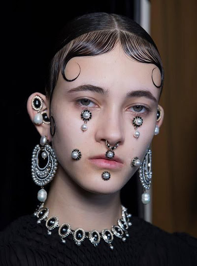 ミステリアスなベビーヘアアレンジでパーティーへ繰り出そう Edm Maxx