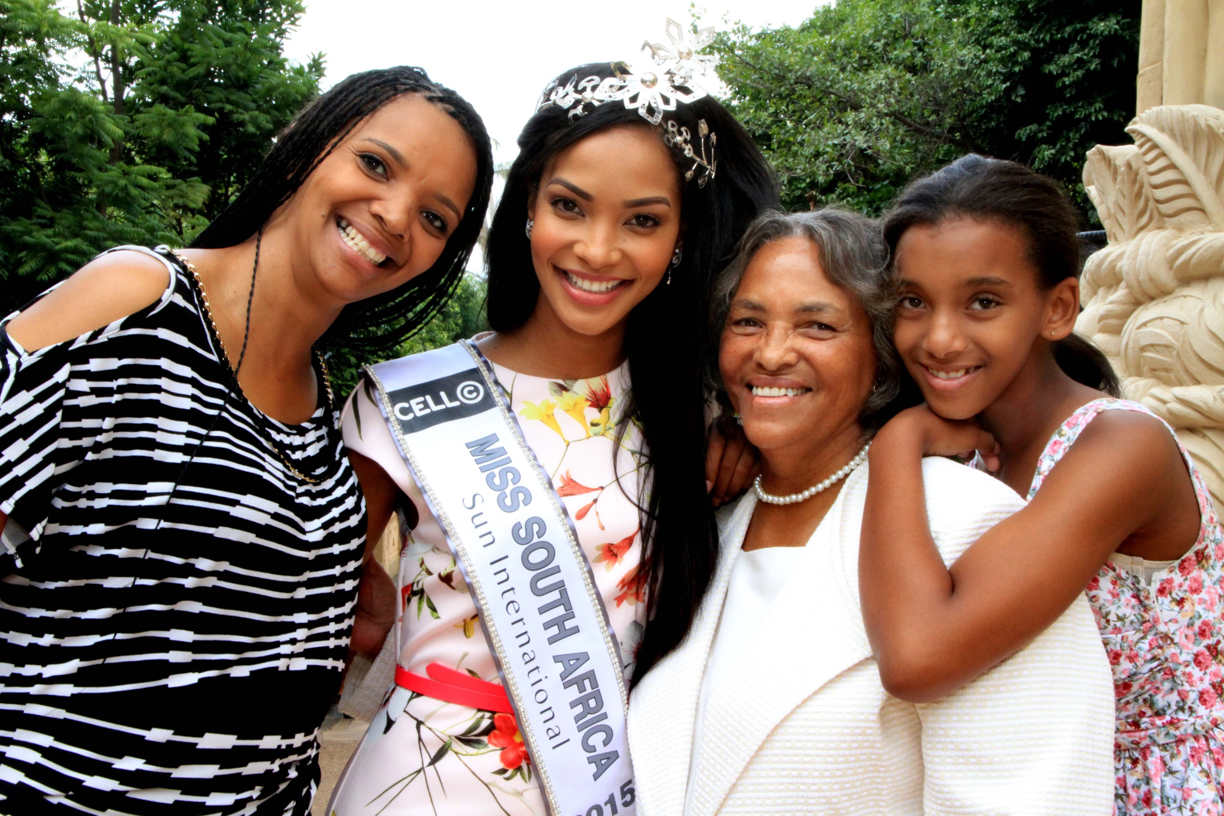 Liesl Laurie - Bio, Age, Boyfriend, Parents, Family, Miss ...