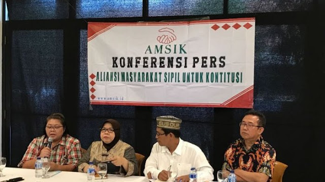 Alasan Muhammad Monib Bersedia Menjadi Penjamin agar Ahok Tidak Ditahan http://ift.tt/20kt43r - Berita Kasus Ahok Terkini Terbaru Hari Ini - Sejumlah elemen masyarakat bergabung menjadi penjamin agar terdakwa kasus dugaan penistaan agama Basuki Tjahaja Purnama atau Ahok tidak ditahan. Beberapa alasan mendasari mereka melakukan hal itu. 