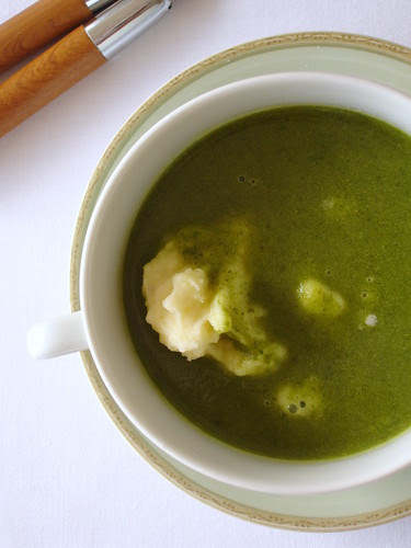Spinach soup with creamy mustard potato mash / Sopa de espinafre com purê de batata e mostarda