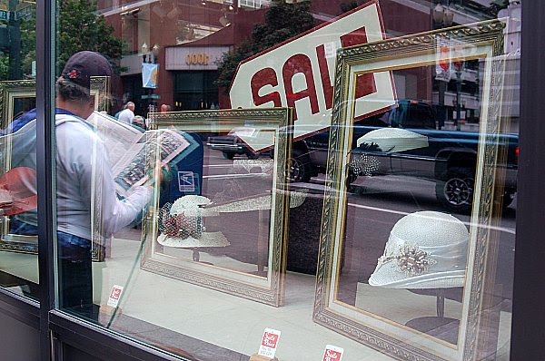 DSC_270_helmers_sale_window_picnicked