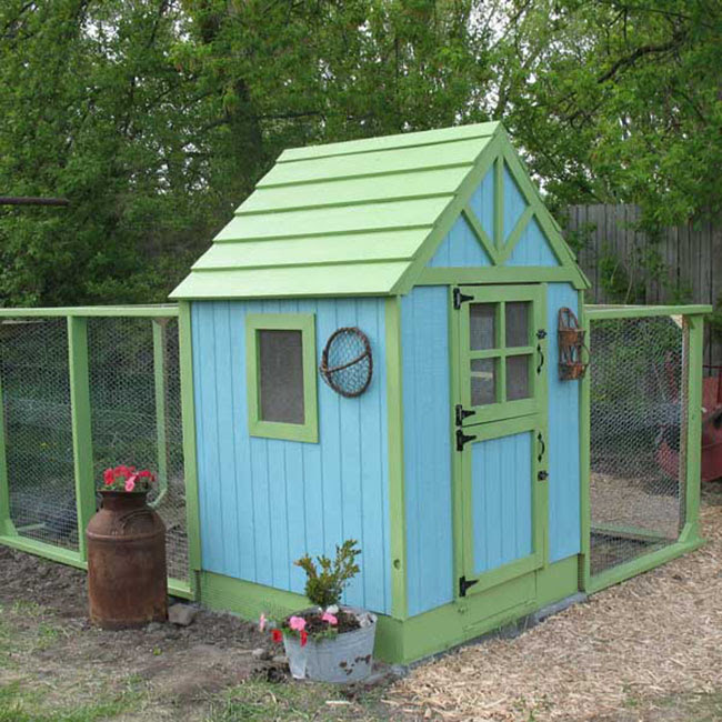 colors can turn an ordinary coop into a beautiful showpiece. This coop ...