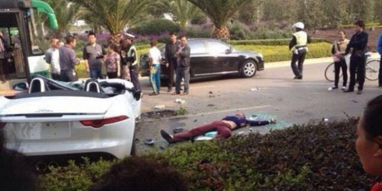 Polisi China Biarkan Jasad Korban Balap Liar Tergeletak di Polisi China Biarkan Jasad Korban Balap Liar Tergeletak di