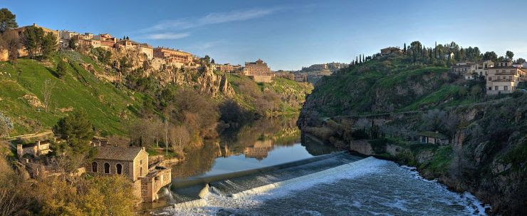 Tagus_River_Panorama_-_Toledo,_Spain_-_Dec_2006