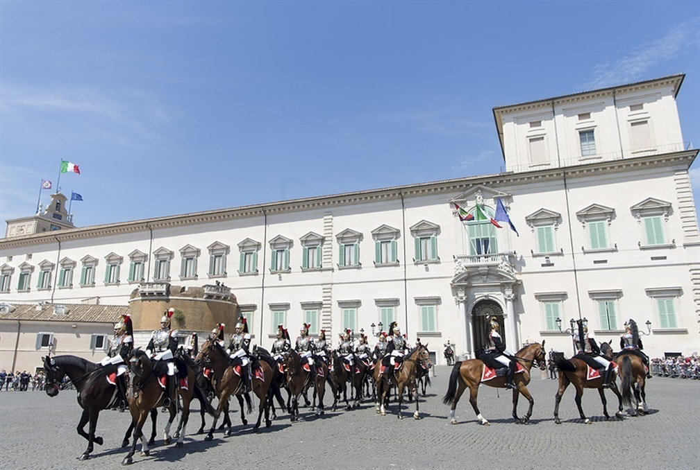 Os Corazzieri, a guarda de elite do presidente da Itália, no momento da troca da guarda em frente ao Palácio do Quirinale em Roma (Foto: Presidência da Itália/Divulgação)
