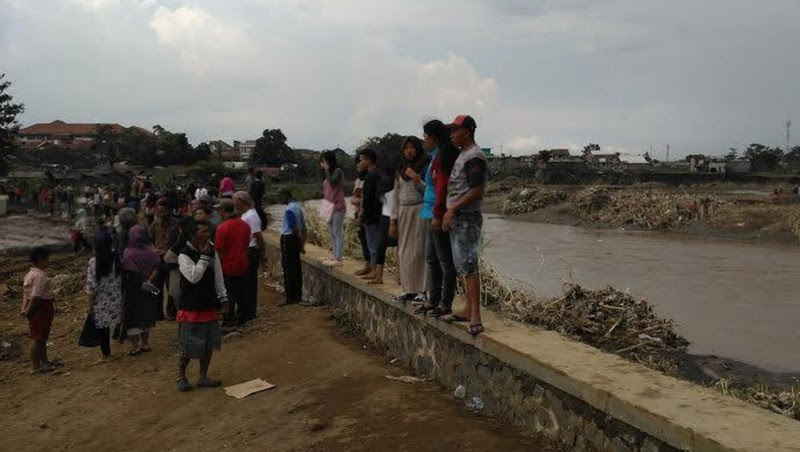 Masyarakat berkunjung ke lokasi banjir di Garut