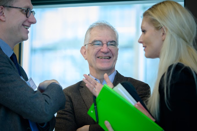 Why People Who Don't Make Constant Eye Contact Are Paying More Attention
