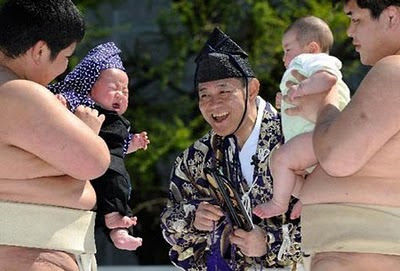 Saat kedua bayi dalam dekapan sumo yunior menangis kekejer, juri malah tertawa ngakak.
