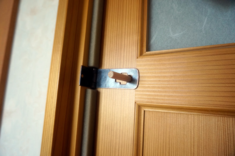 猫がドアを開ける問題に終止符 Diyで引き戸にカギを後付けする方法 しかも両側から開け閉め可能 Jitozu 字と図 コピーライト文章執筆編集者 デザインユニット