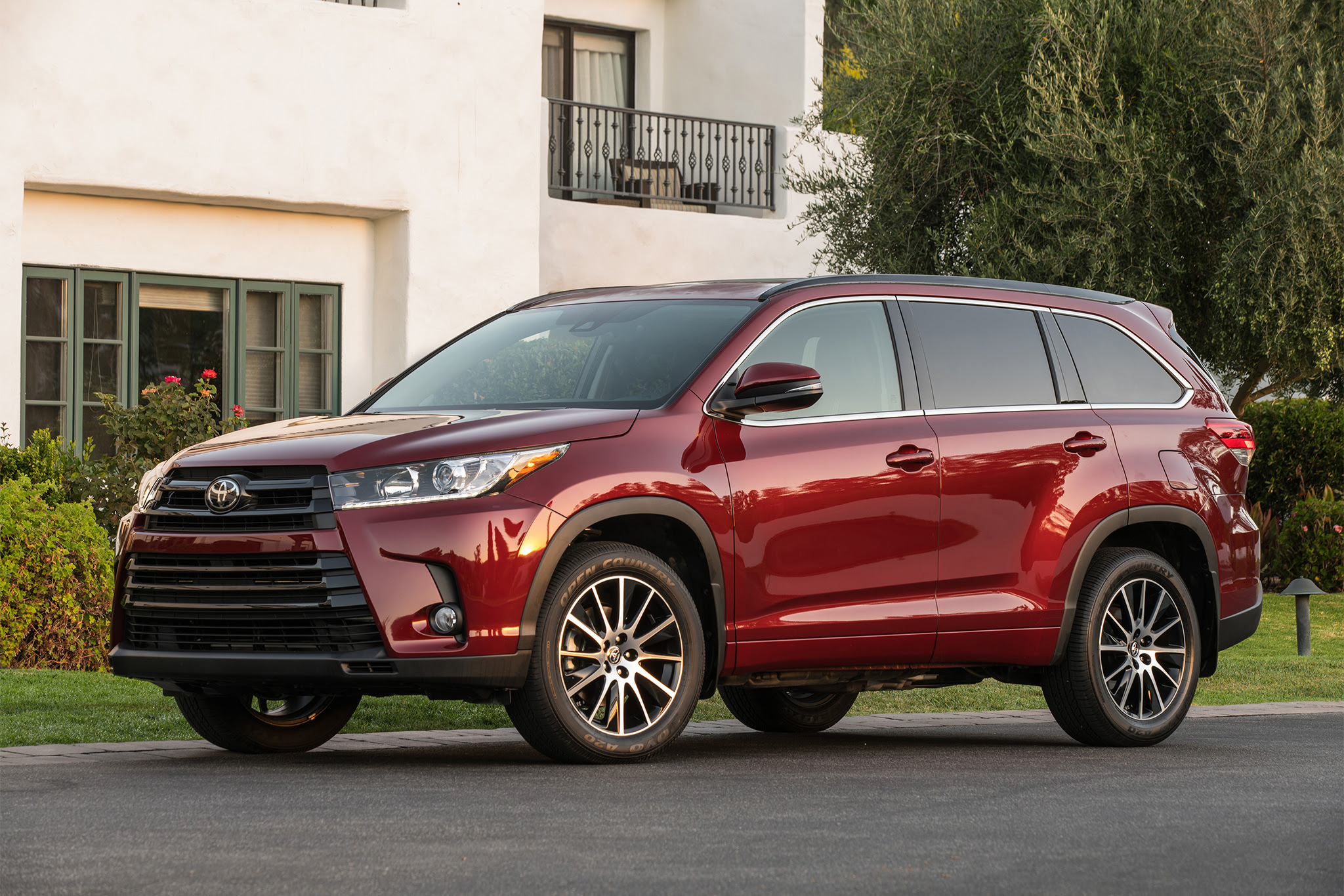 2017 Toyota Highlander SE front three quarter 02