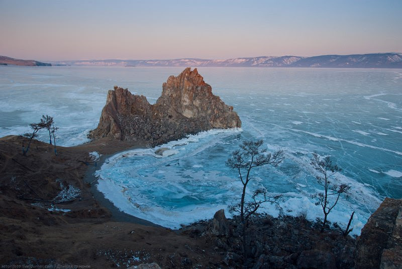 Pada musim dingin seluruh air di Danau Baikal berubah menjadi es.
