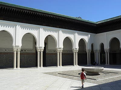 cour mosquée et petit gars.jpg