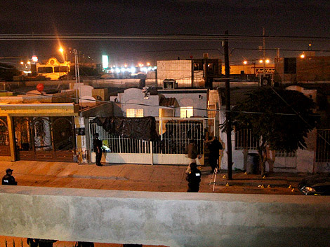 Imagen de la vivienda en la que han tenido lugar los asesinatos. | Foto: Efe