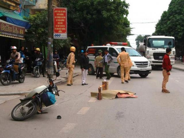 Chồng chết lặng nhìn thi thể vợ bị xe tải cán