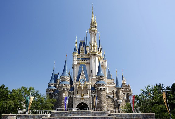 カリフォルニア州ディズニーランドのシンボルはシンデレラ城ではない ディズニー裏話 雑学 トリビアが2 000話以上 ディズニーブログ じゃみログ