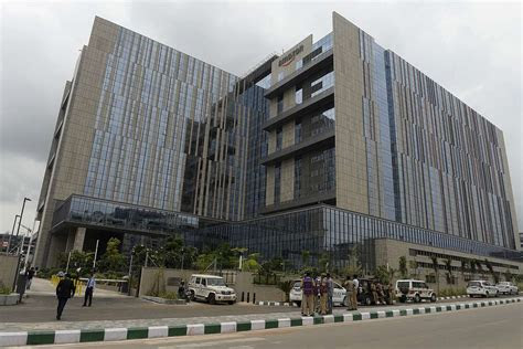 amazons swanky  hyderabad office  single largest building