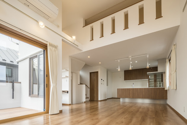 勾配天井で叶えた 開放的な２階リビングとロフトがあるデザイン住宅 横浜の狭小住宅 二世帯住宅 注文住宅の間取りは中鉢建設
