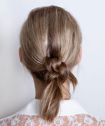 ヘアゴム要らず 話題のノットヘアーアレンジをご紹介 髪のミカタ