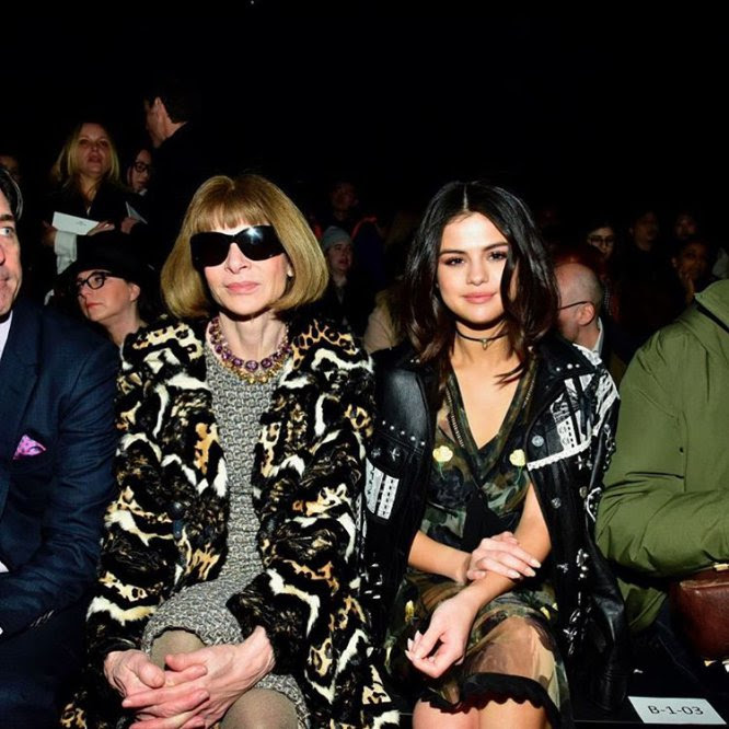 Selena Gomez, cada vez más metida en la familia Coach. Tras firmar un acuerdo de 10 millones para diseñar y ser la imagen de la firma, la cantante acudió al desfile de la marca en la Semana de la Moda de Nueva York. Un lugar preferencial en el 'front row' junto a la editoria de 'Vogue USA', Anna Wintour