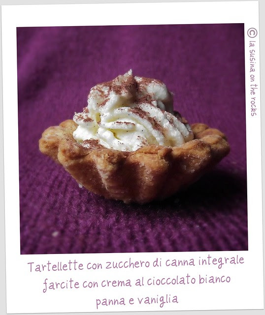 tartellette con zucchero di canna integrale farcite con crema di cioccolato bianco, panna e vaniglia
