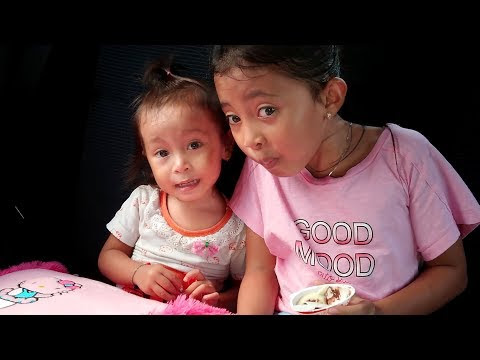 VIDEO : balita lucu membatu berbelanja dapat hadiah kinder joy - mainan anak surprise egg - waktu berbelanja shanti membantu memasukan barang barang kewaktu berbelanja shanti membantu memasukan barang barang kekeranjangdan mendorong nya l ...