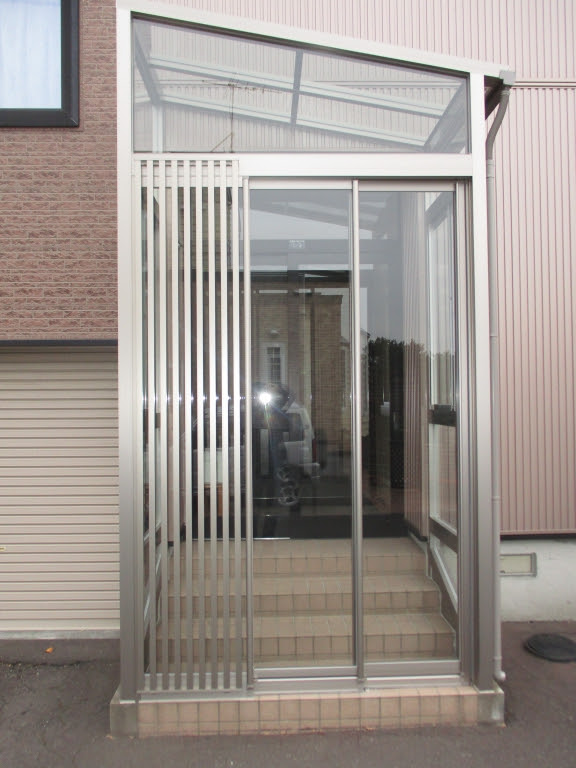 玄関ポーチに風除室設置工事 札幌のmadoショップ 手稲富丘店 手稲区