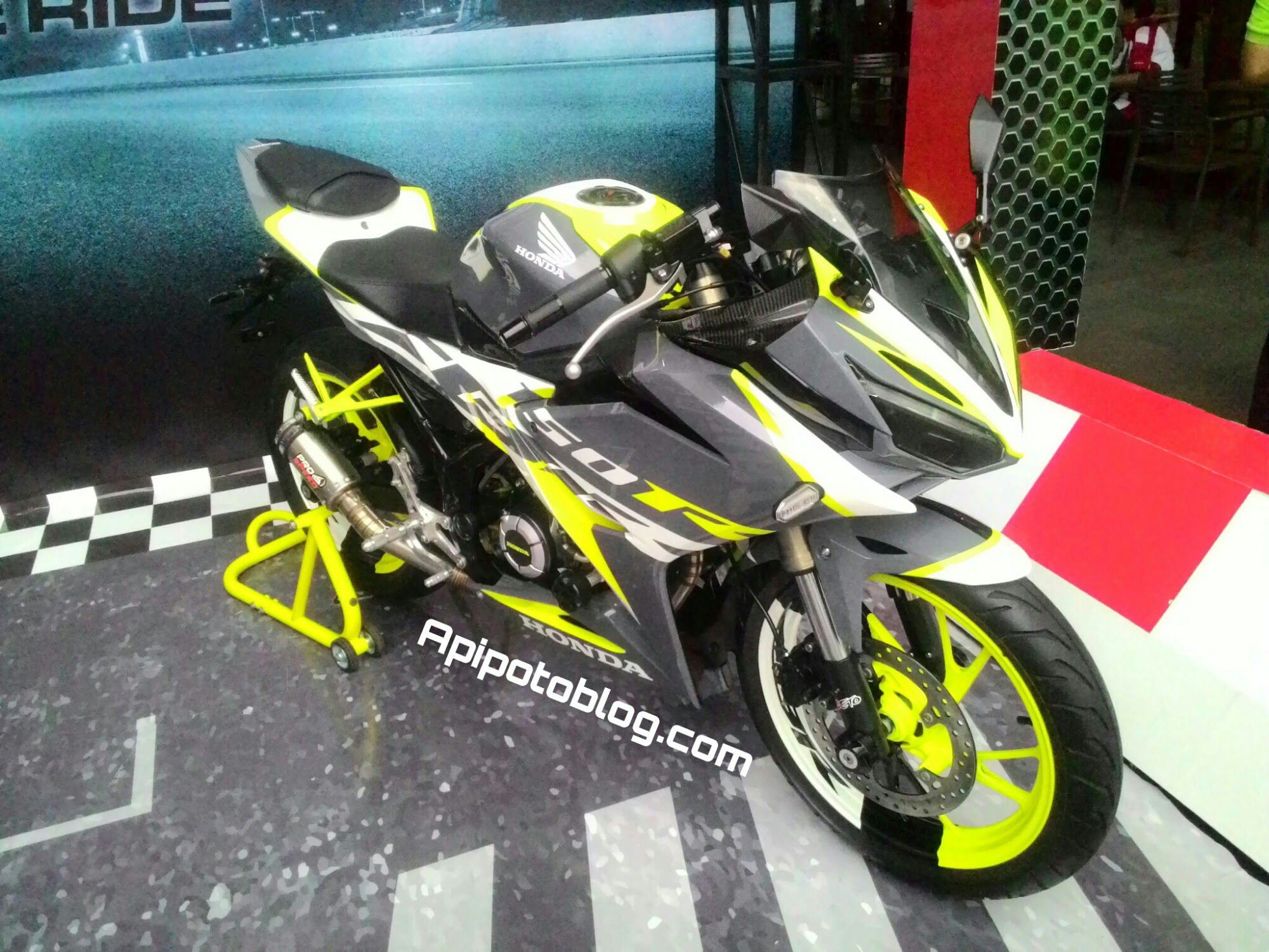 Modifikasi New CBR150R Makin Eyechating Dengan Hijau Stabilo