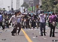 صحنه‌ای از تحرکات لباس شخصی‌ها در حوادث پس از انتخابات ریاست جمهوری در تهران