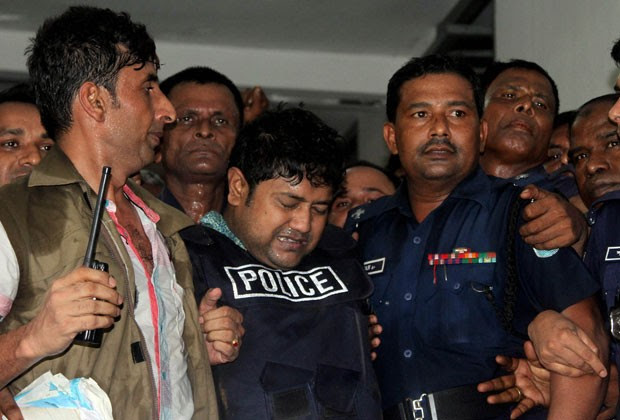 Sohel Rana, dono do prédio que desabou em Bangladesh, é levado para tribunal com colete à prova de balas (Foto: Polash Khan/AFP)