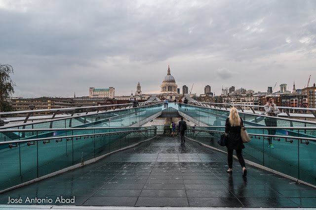 Millennium Bridge, Saint Paul's Cathedral by Jose Antonio Abad