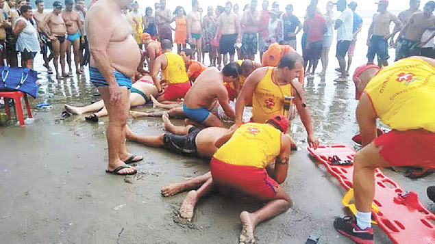Salva-vidas fazem os primeiros socorros a banhistas atingidos por raio em Praia Grande; quatro morreram e cinco ficaram feridas