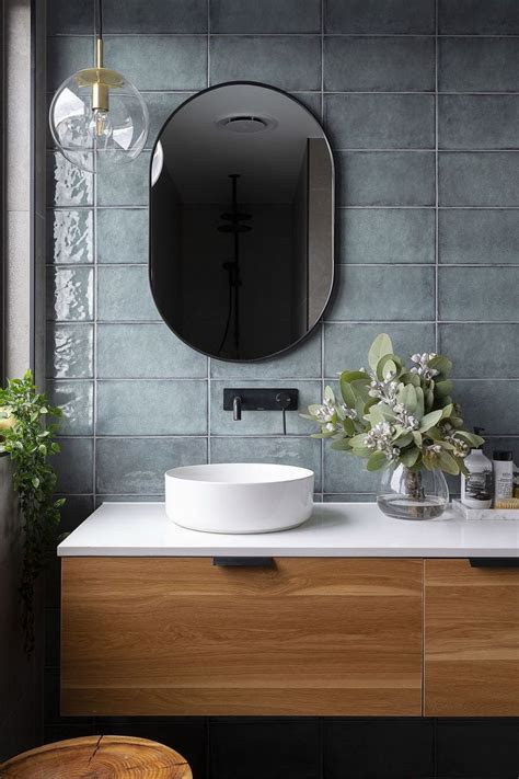 Vanity sink cabinets are the focus of your new bathroom. Badkamer inspiratie met visgraat tegels | Bathroom trends