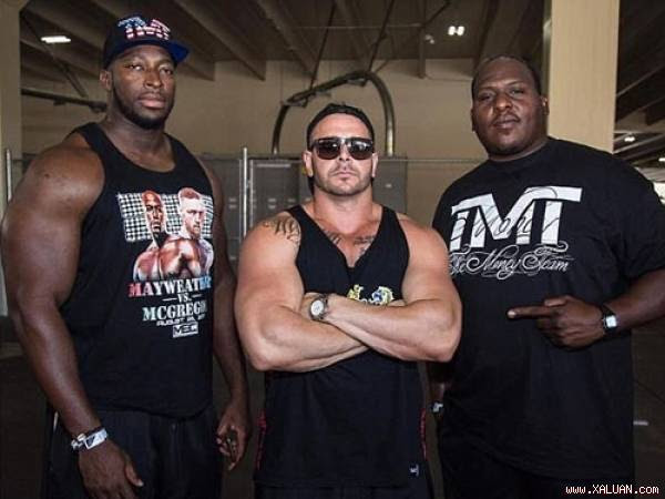  Ba vệ sĩ của Mayweather, theo thứ tự từ trái qua: Badou, La Rosa và Plant