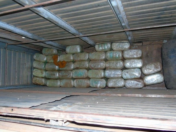 Droga que estava sendo transportada no fundo falso de um caminhão baú foi apreendida na manhã desta quinta-feira (31) (Foto: Divulgação/ Sinpef)