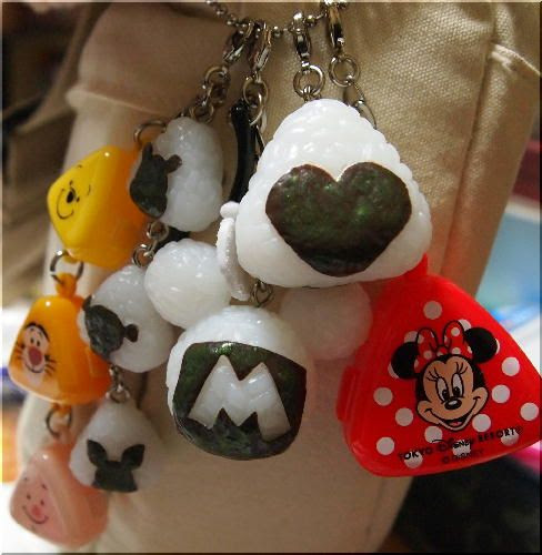 ディズニーグッズ徹底紹介 ディズニーランド シーの人気 おすすめお土産グッズ一覧 最新 Tdr公式のストラップ キーホルダー お菓子 スマホケース ぬいぐるみバッジ ガラスの靴や名入れアイテム 新作から定番までブログでまとめ お値段や通販も 歴史は