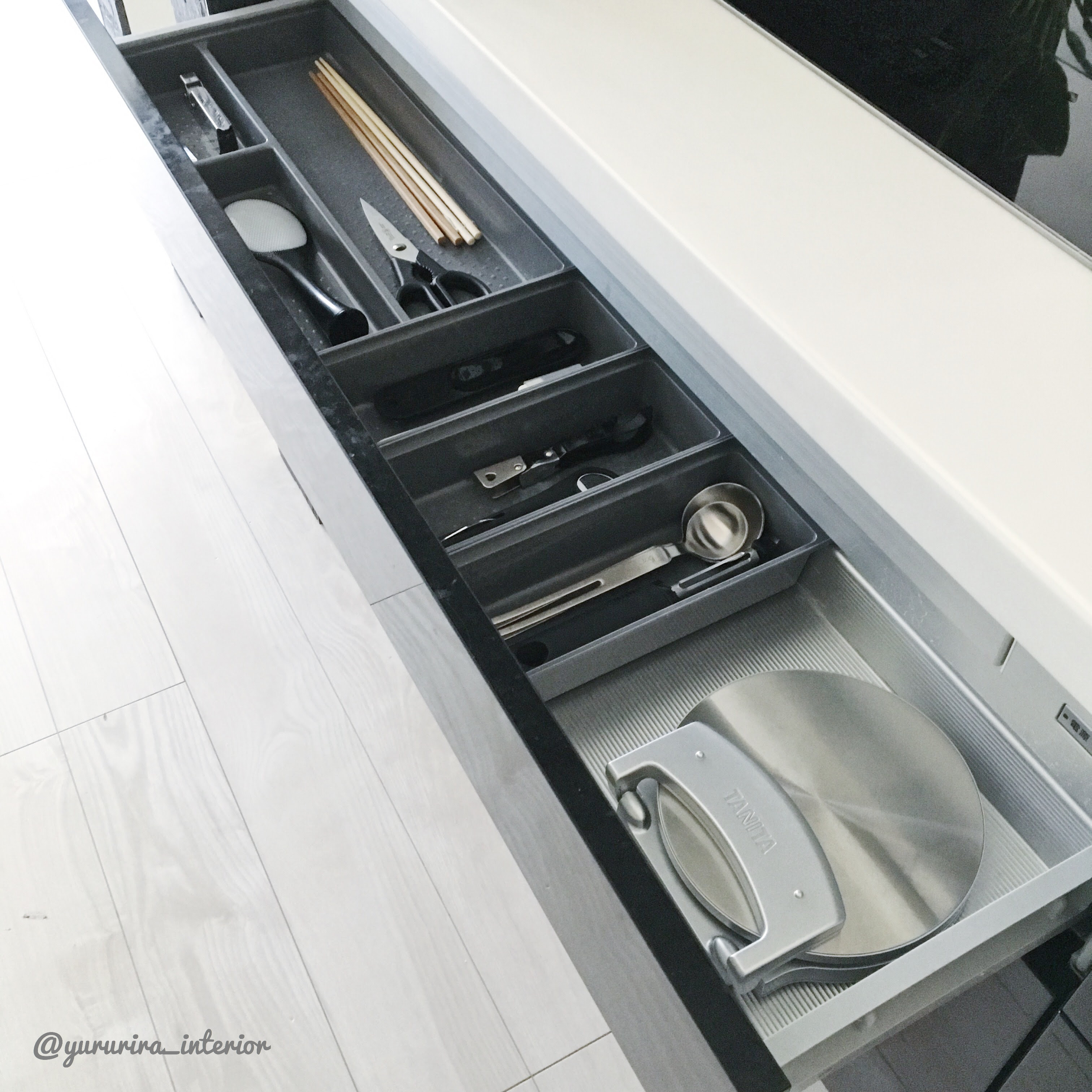 スタイリッシュなキッチンスケールとキッチンih下収納 Yururira S Interior Blog